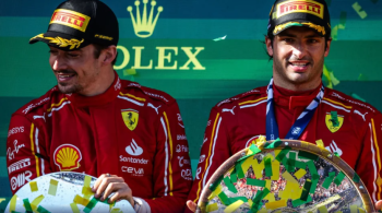 Na ocasião, Charles Leclerc venceu o GP do Bahrein e Carlos Sainz terminou na segunda posição