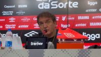 Cuca faz pronunciamento direcionado a mulheres em coletiva do Athletico; veja