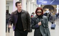 Dua Lipa e Callum Turner retomam tendência com acessório de viagem vintage