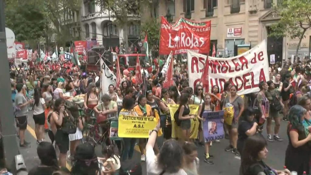 Mulheres se manifestam pelo Dia das Mulheres e contra políticas do governo de Javier Milei na Argentina