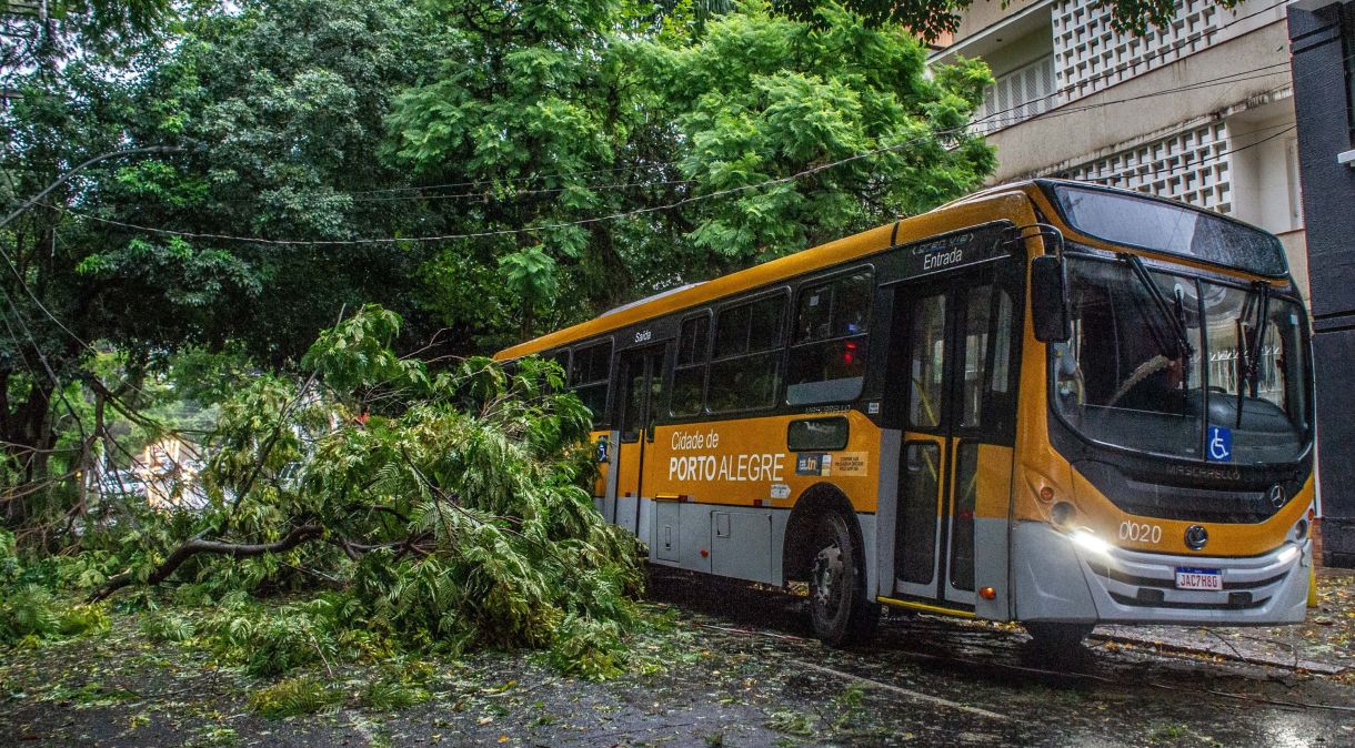 Estragos após o forte temporal que atingiu a cidade de Porto Alegre, capital do Rio Grande do Sul. Ventos chegaram a 90 km/h