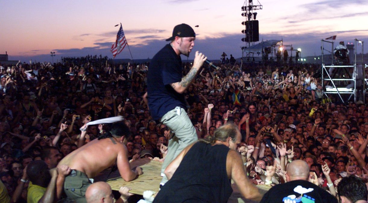 Fred Durst, do Limp Bizkit, durante performance no festival de Woodstock em 1999