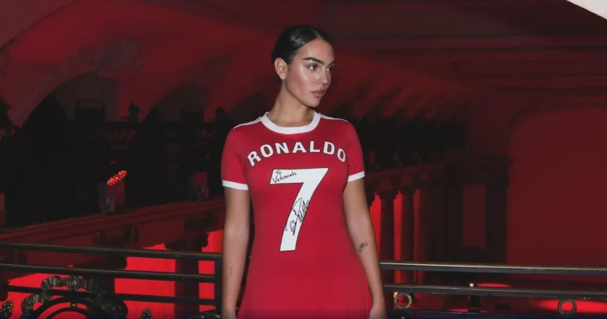 Georgina Rodríguez homenageou Cristiano Ronaldo em desfile da grife Vetements, pela Paris Fashion Week