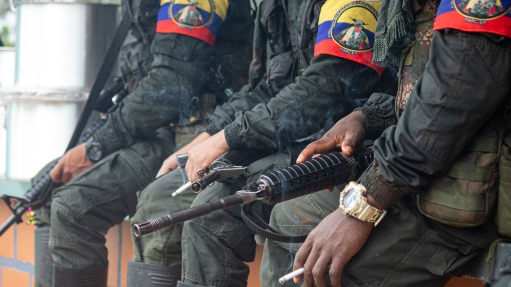 Membros da Guerrilha das FARC-EP portam armas de fogo durante o anúncio do Estado-Maior Central (EMC) das Farc para abrir negociações de paz com o governo colombiano durante uma assembleia em San Vicente del Caguan, Colômbia, em 16 de abril de 2023