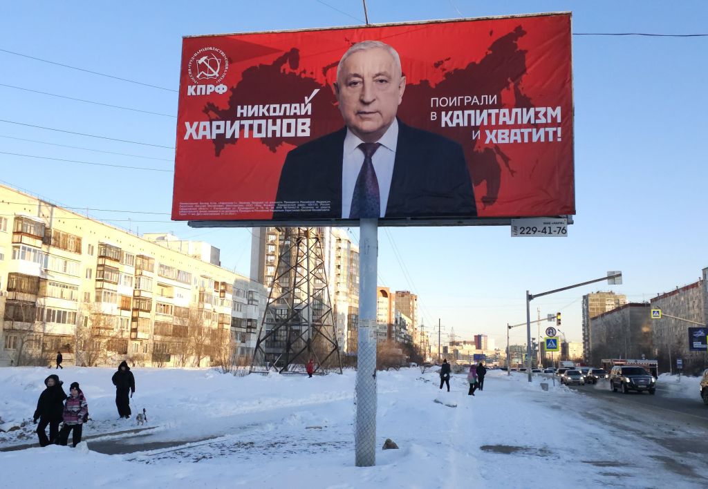 Propaganda do político russo Nikolay Kharitonov, candidato nas eleições presidenciais pelo Partido Comunista. Placa diz: "Já jogamos com o capitalismo e isso basta!". Foto em Yekatirinburg, Rússia, 15 de fevereiro de 2024.