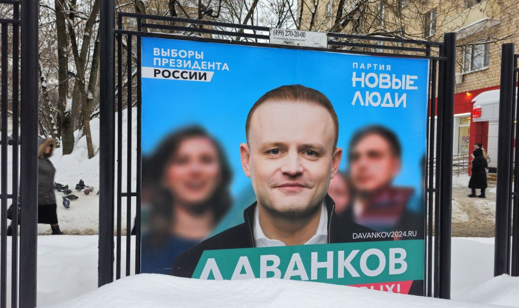 Pessoas passam por imagem de campanha de Vladislav Davankov, candidato nas eleições presidenciais pelo partido Novo Povo. Foto em Moscou, Rússia, 18 de fevereiro de 2024.