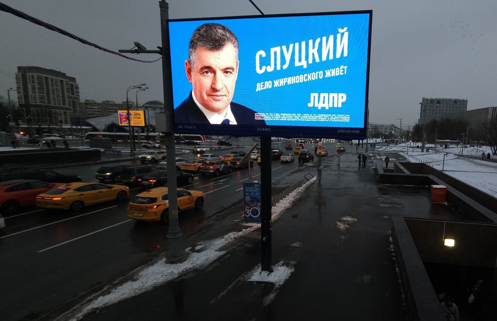 Outdoor mostra imagem do político russo Leonid Slutsky, que concorre nas eleições russas pelo Partido Liberal Democrata. Foto de 25 de fevereiro de 2024.