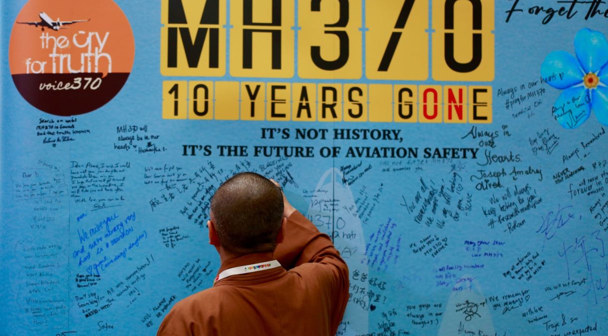 Visitantes escrevem mensagens no Dia da Memória do MH370 em Petaling Jaya, Malásia, em 3 de março de 2024