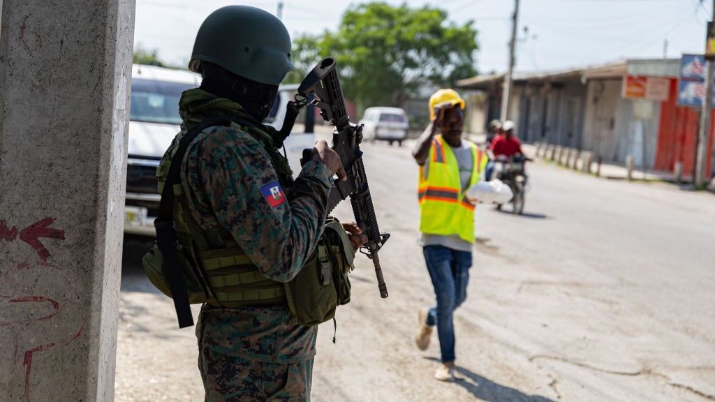 Soldado haitiano monta guarda no aeroporto internacional de Porto Príncipe depois que membros de gangues armadas trocaram tiros com policiais e soldados ao redor local, em 6 de março de 2024
