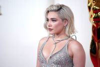 Florence Pugh diz que raspar o cabelo deixou seu corpo “um pouco traumatizado”