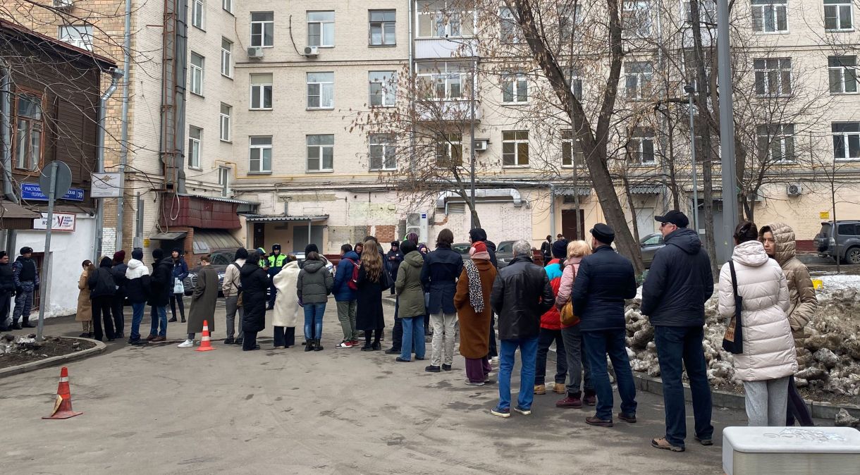 Pessoas fazem fila do lado de fora de uma seção eleitoral depois do meio-dia de 17 de março de 2024. Protesto "Meio-dia contra Putin" foi convocado pela oposição russa para mostrar que muitas pessoas estão contra o presidente da Rússia.