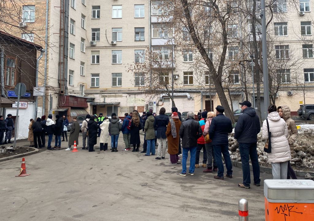 Pessoas fazem fila do lado de fora de uma seção eleitoral depois do meio-dia de 17 de março de 2024. Protesto "Meio-dia contra Putin" foi convocado pela oposição russa para mostrar que muitas pessoas estão contra o presidente da Rússia.