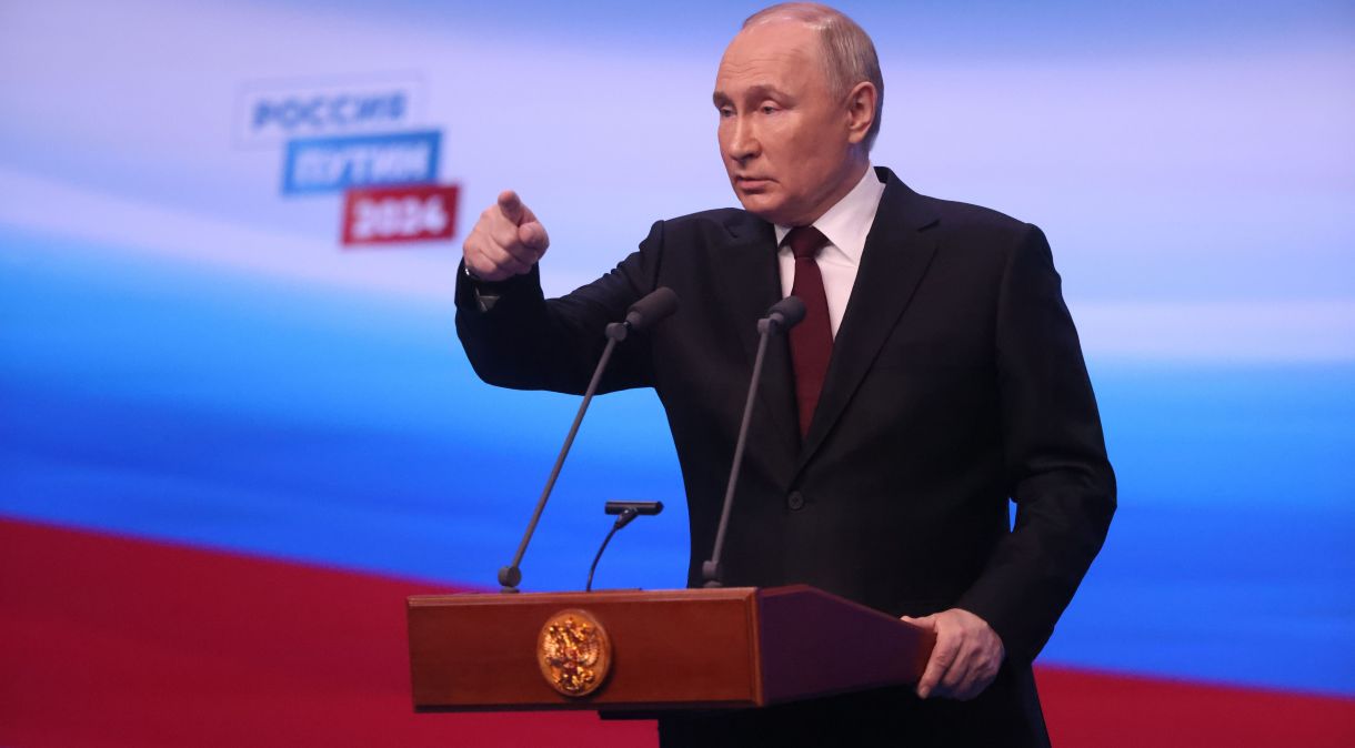 O presidente russo, Vladimir Putin, fala durante sua coletiva de imprensa na sede de sua campanha, no início de março de 18 de março de 2024, em Moscou, Rússia, logo após reivindicar vitória nas eleições que o garantiram um quinto mandato para ficar no poder.