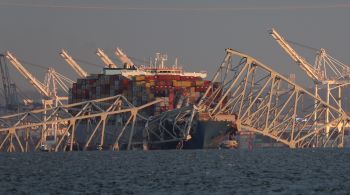 Equipes de resgate estão procurando pelo menos sete pessoas na água depois que um enorme navio porta-contêineres colidiu com a ponte Francis Scott Key