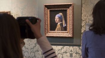 Tela de Johannes Vermeer, conhecida como "Menina com um brinco de pérola", foi alvo de manifestantes em museu na Holanda 