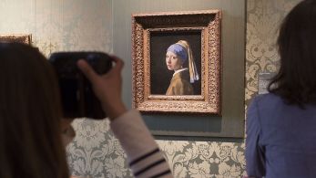 Tela de Johannes Vermeer, conhecida como "Menina com um brinco de pérola", foi alvo de manifestantes em museu na Holanda 