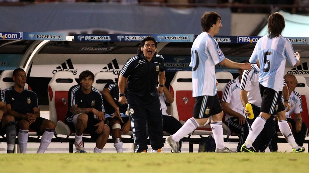 Maradona à beira do campo na goleada sobre a Venezuela, em 2009