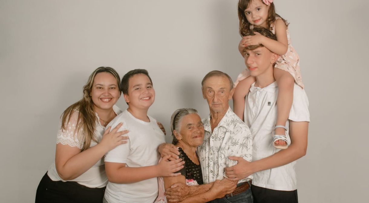 Izabel com o marido, filhos e netos