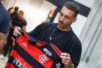 Léo Ortiz desembarca no Rio e celebra acerto com o Flamengo: "Feliz e ansioso"