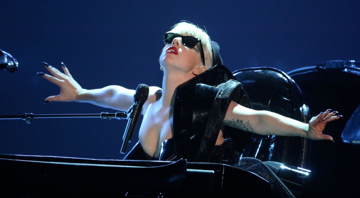 Lady Gaga se apresenta em premiação alemã em 2011