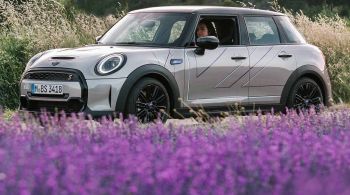 Com apenas 17 unidades disponíveis para o Brasil, Mini Cooper Mayfield Edition tem detalhes em tons de lavanda, roxo e turquesa