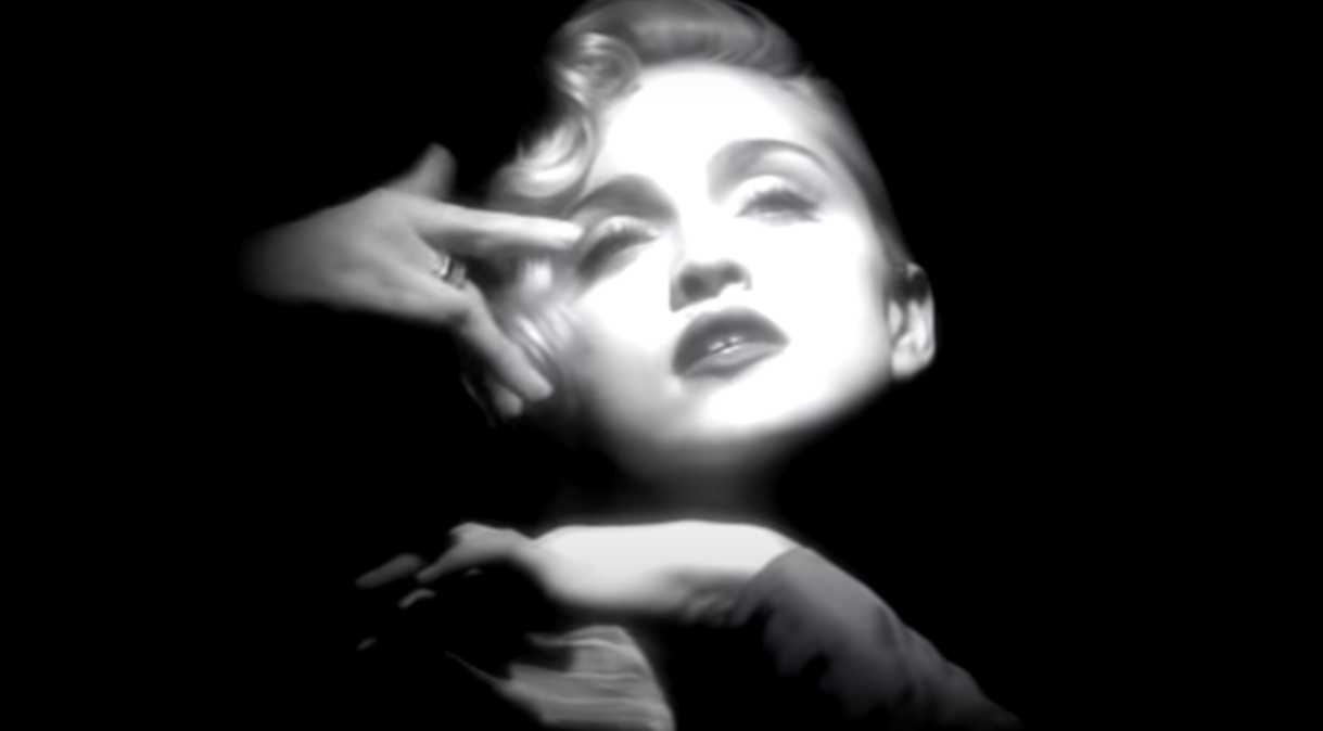 Madonna no videoclipe de "Vogue"