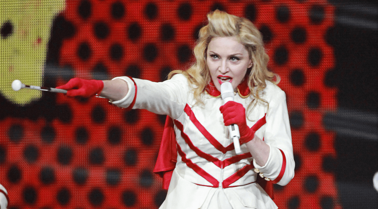 Madonna canta "Express Yourself" em show no no TD Garden, em Massachusetts (EUA), em 2012