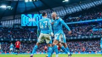 Com dois de Foden, City vira sobre o United e segue vice-líder do Inglês