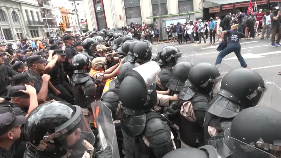 Manifestantes entram em confronto com a polícia em Buenos Aires