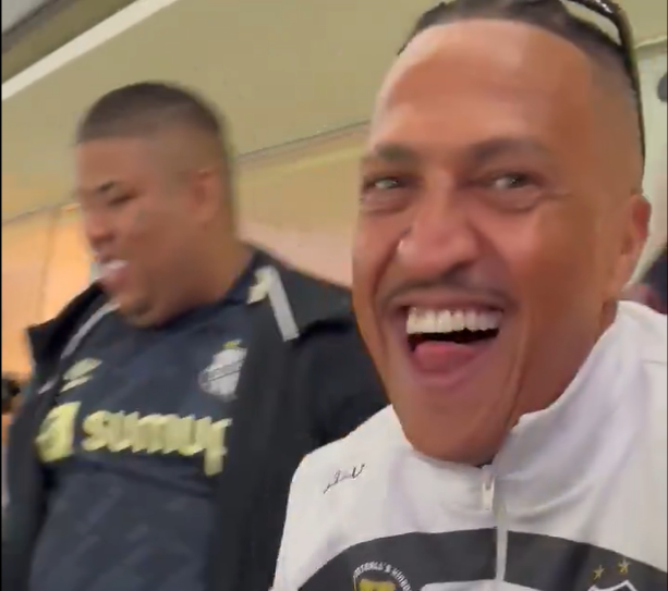 Mano Brown comemora gol do Santos