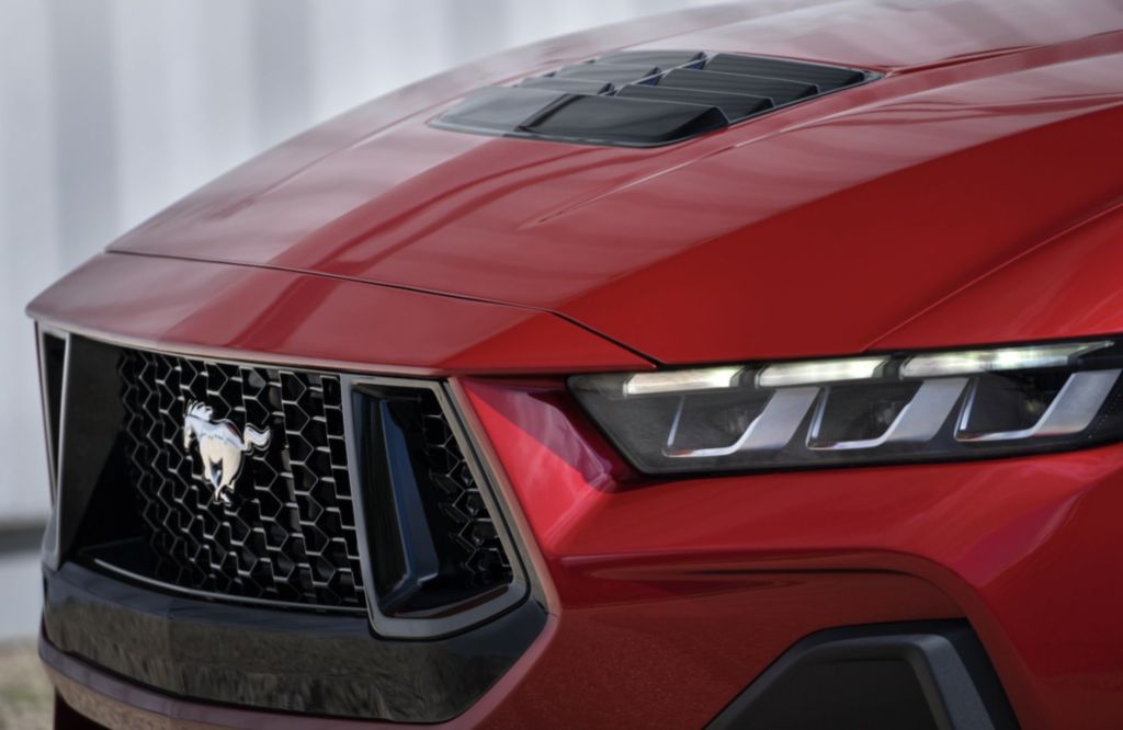Ford Mustang 2024 novos faróis de LED e grade tripartida