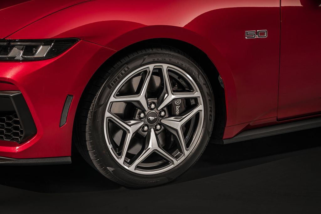 Ford Mustang 2024 usa rodas de 19 polegadas e pneus Pirelli P-Zero
