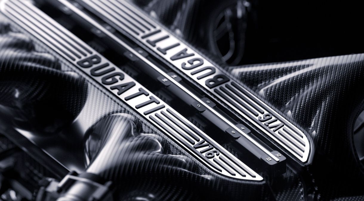 Bugatti mantém os 16 cilindros e aposta da eletrificação para seu novo motor
