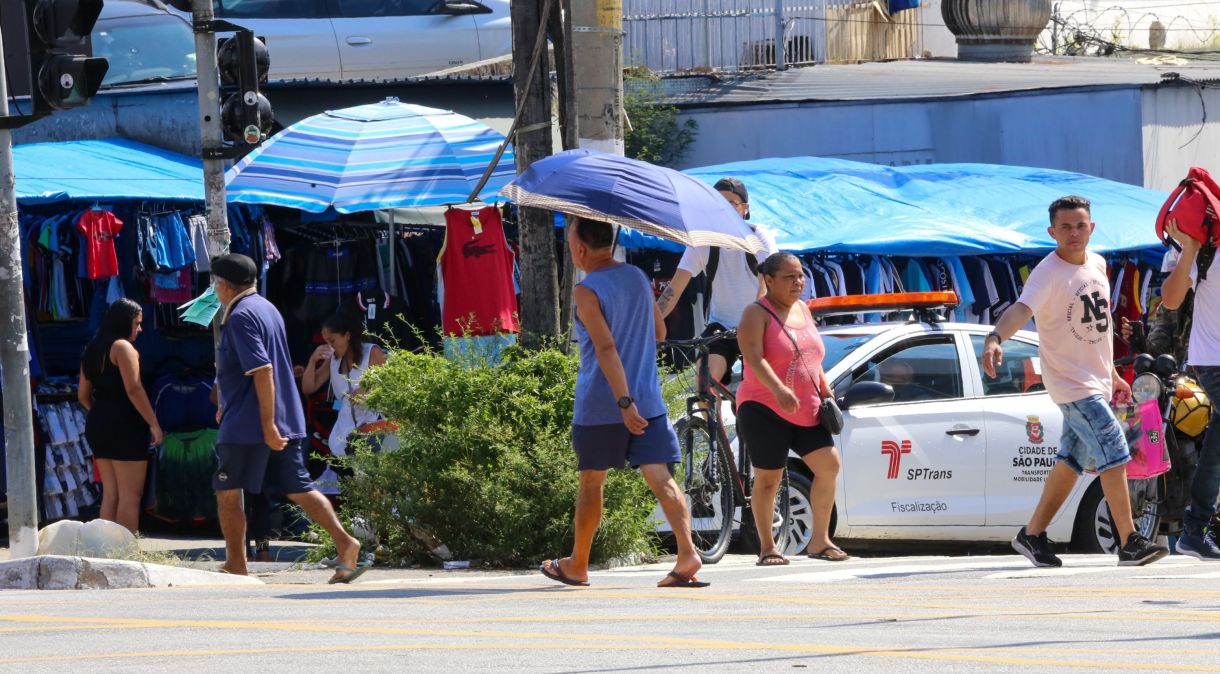 Paulistanos se protegem contra o calor na cidade de São Paulo