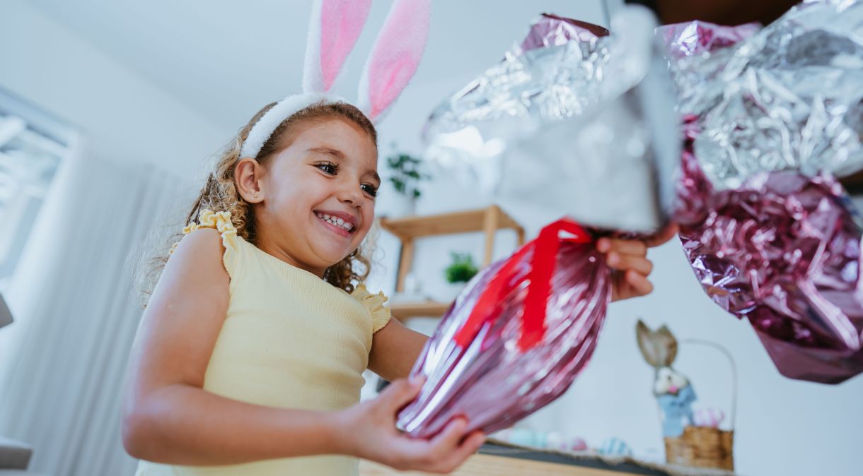 Costume de presentear pessoas com ovos de Páscoa de chocolate é tradição no Brasil há muitos anos