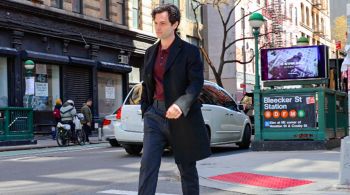 Persongem Joe Goldberg, interpretado por Penn Badgley, aparece novamente na cidade de Nova York, nos Estados Unidos