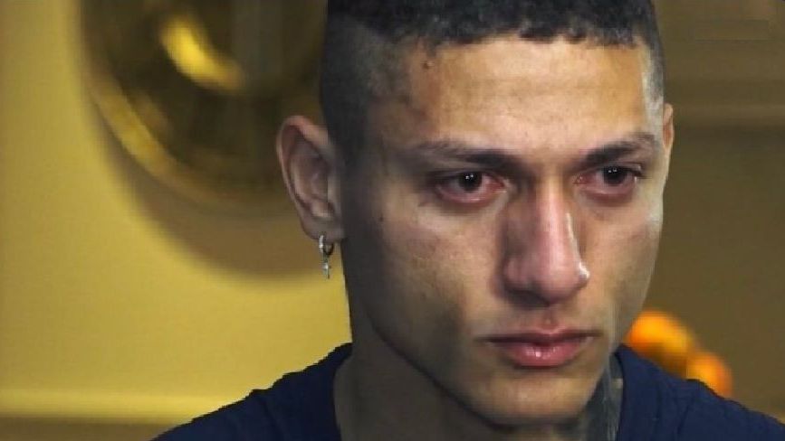 Richarlison chora durante entrevista ao falar sobre depressão