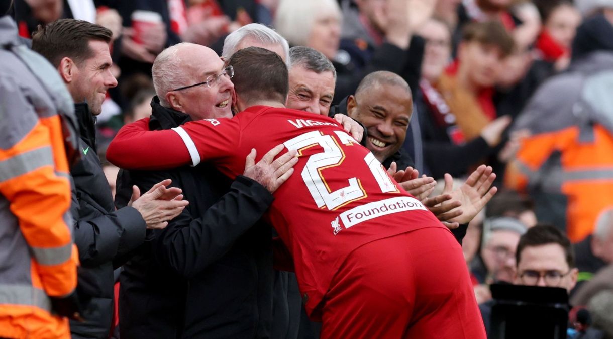 Treinador participou de jogo festivo neste sábado (23) em Anfield Road, Liverpool