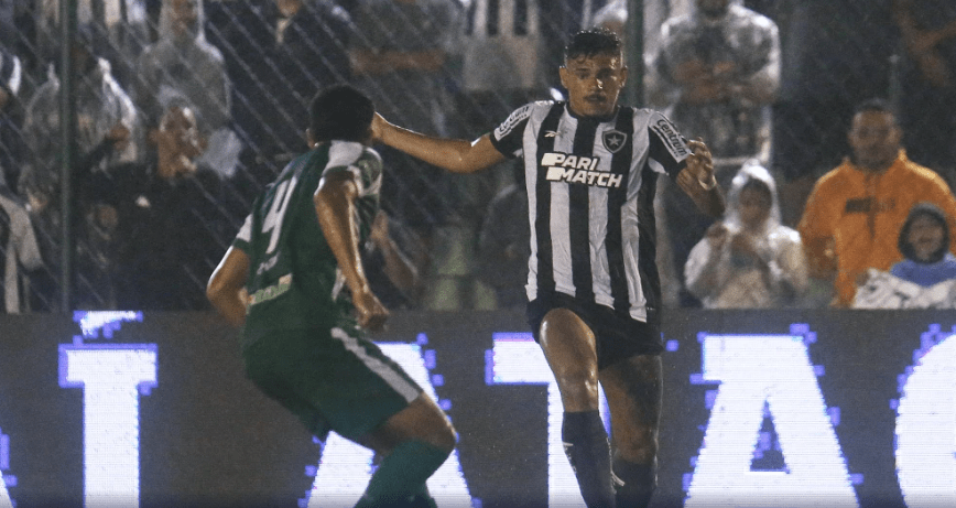 Tiquinho Soares em ação no jogo entre Boavista e Botafogo, no Elcyr Resende, pela Taça Guanabara