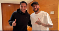 Vitor Roque encontra Neymar e torcida do Barcelona reage