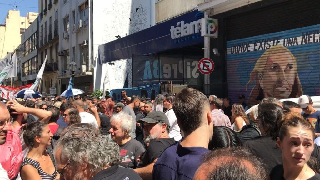 Pessoas protestam contra fechamento da Telam, empresa estatal de notícias da Argentina