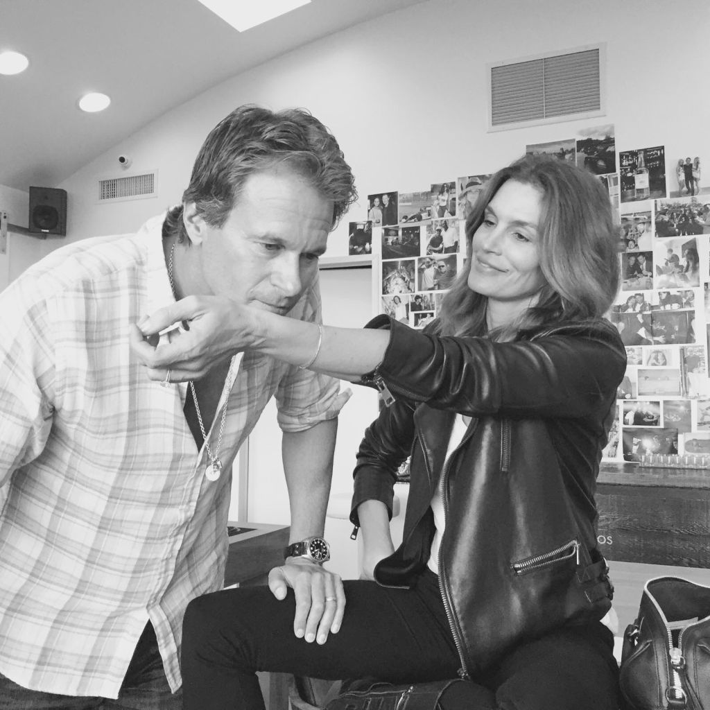 Rande Gerber e a esposa Cindy Crawford em uma foto juntos enquanto ele cheira o pulso dela