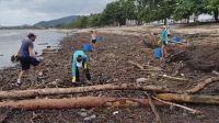 Moradores se unem para recolher lixo de praias após temporal em Ubatuba (SP)