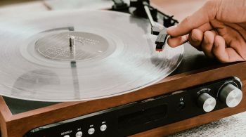 Venda de discos de vinil teve alta de 136,2%; até 2021, tanto CDs como DVDs de shows superavam os vinis