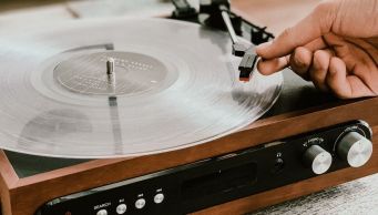 Venda de discos de vinil teve alta de 136,2%; até 2021, tanto CDs como DVDs de shows superavam os vinis