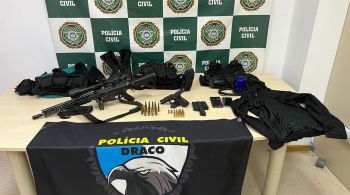 Depois de uma troca de tiros, o criminoso foi baleado, mas morreu no hospital; foram apreendidos um fuzil, uma pistola, coletes balísticos, aparelhos celulares e um veículo roubado e adulterado 