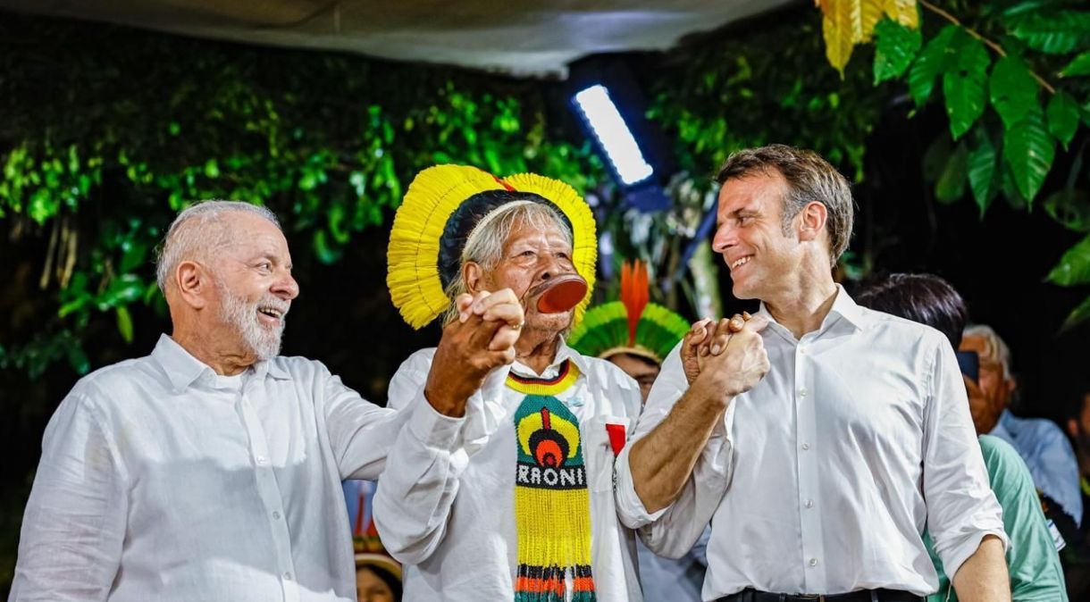Presidentes Lula e Macron junto do cacique Raoni Metuktire, no Pará