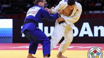 O brasileiro venceu um judoca italiano por waza-ari