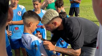 Atacante do Corinthians foi ao R10 Soccer, na cidade de São José dos Campos; camisa 9 do Timão deu autógrafos e falou com os jovens