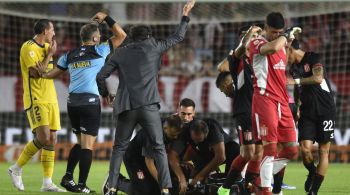 Chileno Altamirano foi levado de ambulância e, segundo clube, está estável